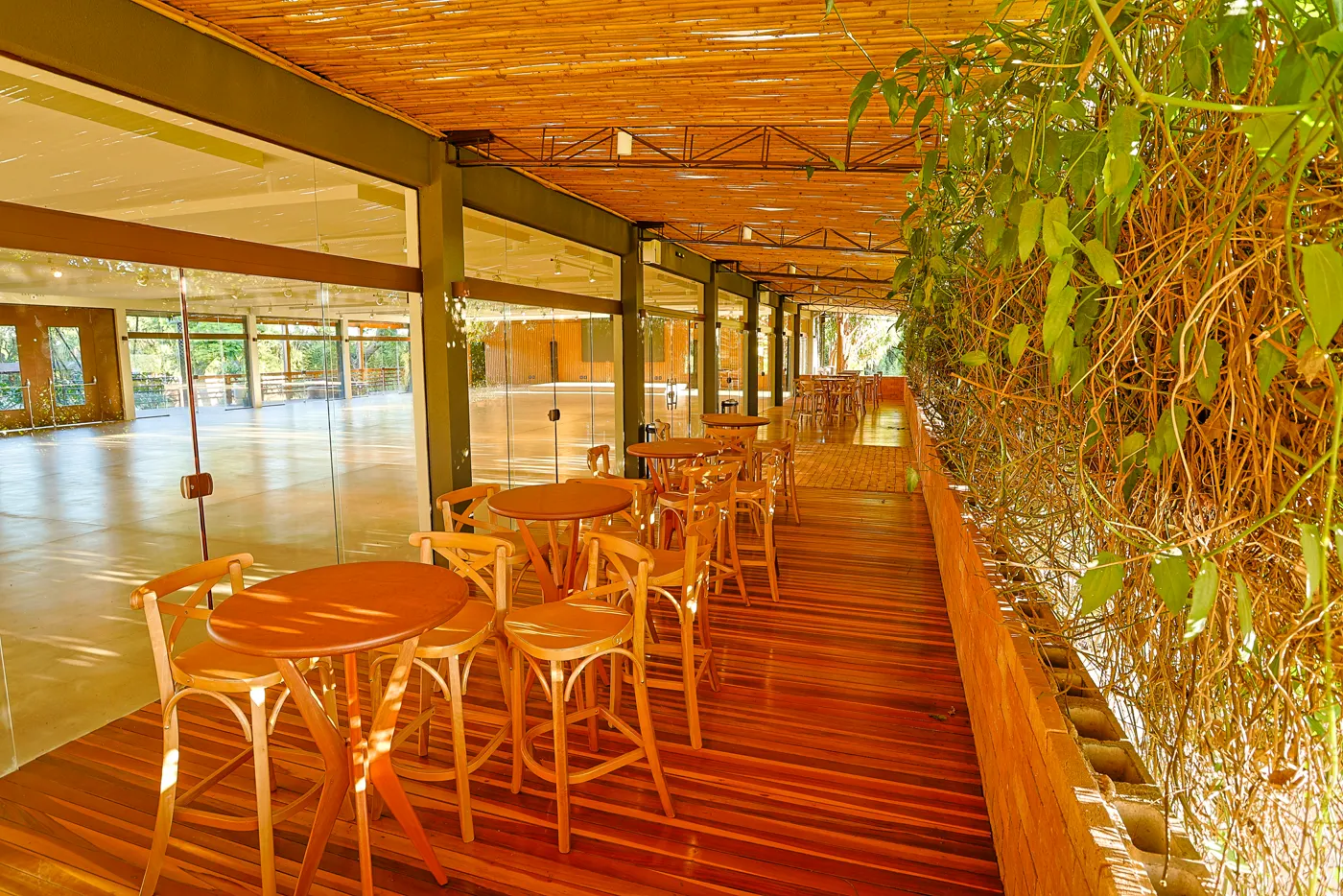 Varanda com mesas e deck de madeira