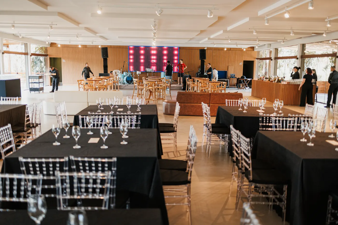 Salão montado com palco para evento