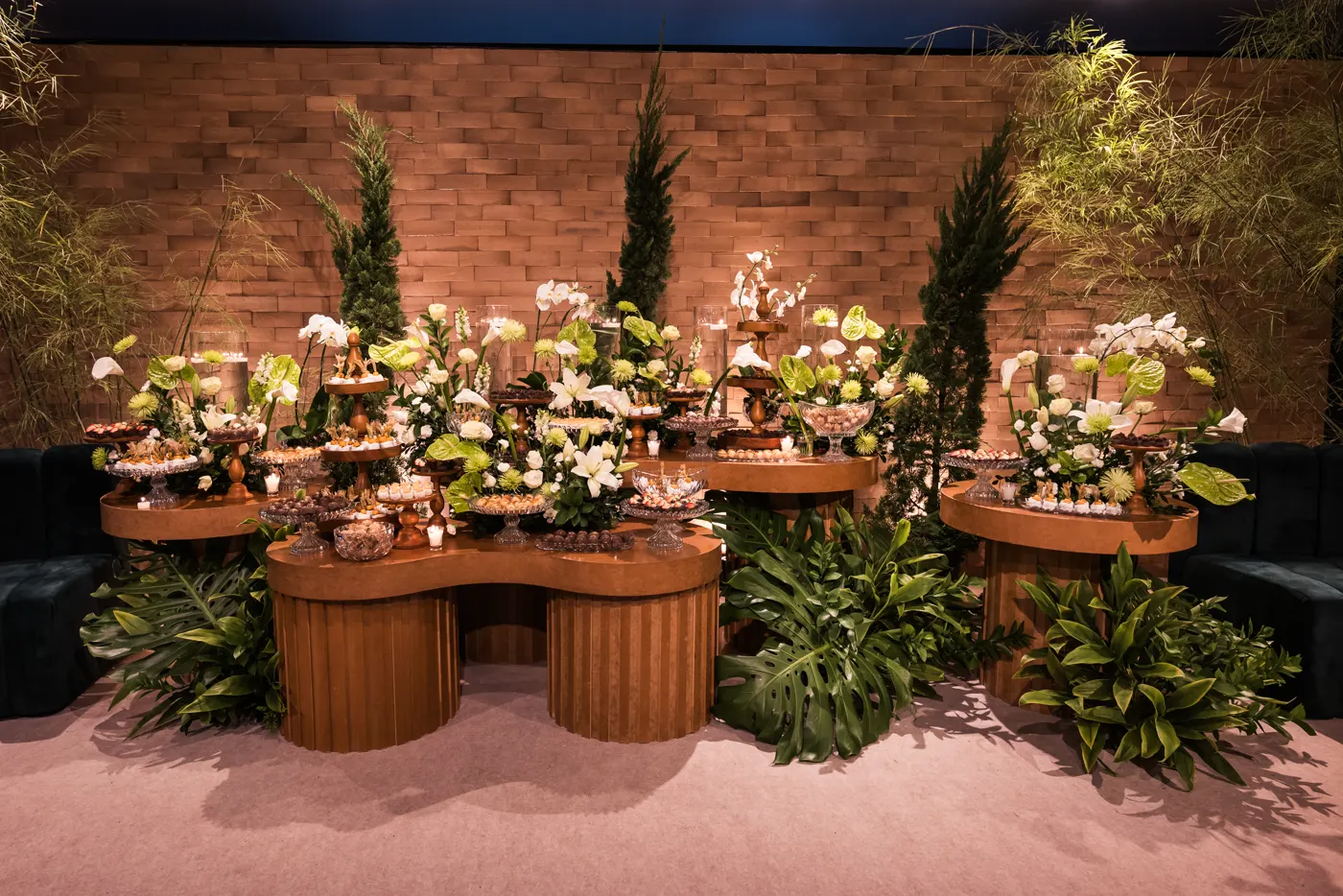 Mesa decorada com arranjos florais