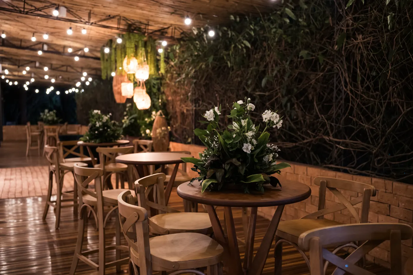 Mesas bistrô com iluminação decorativa à noite