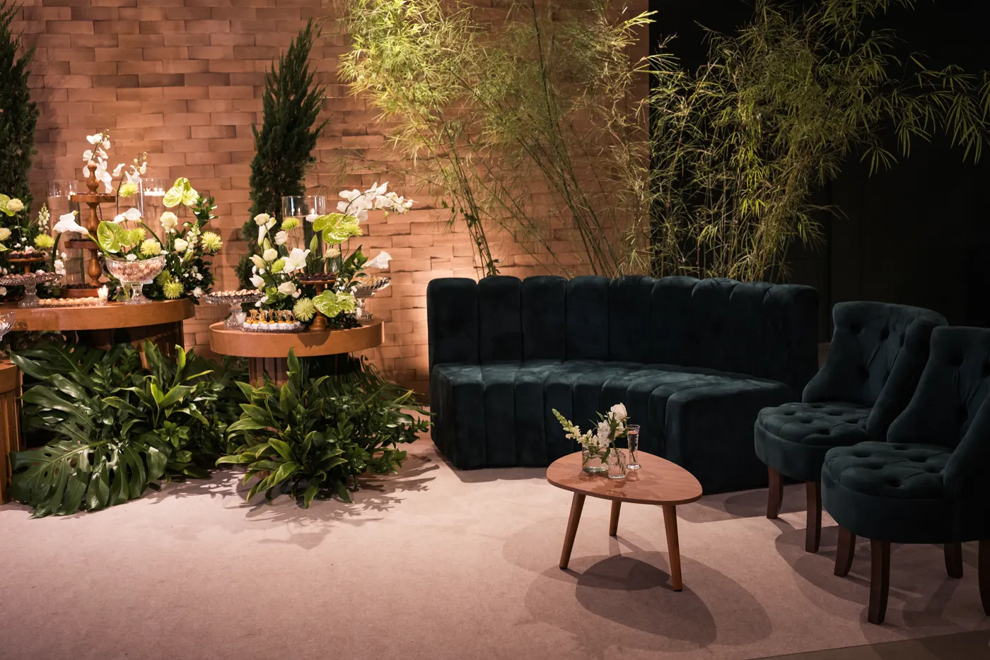 Lounge decorado com sofá e plantas