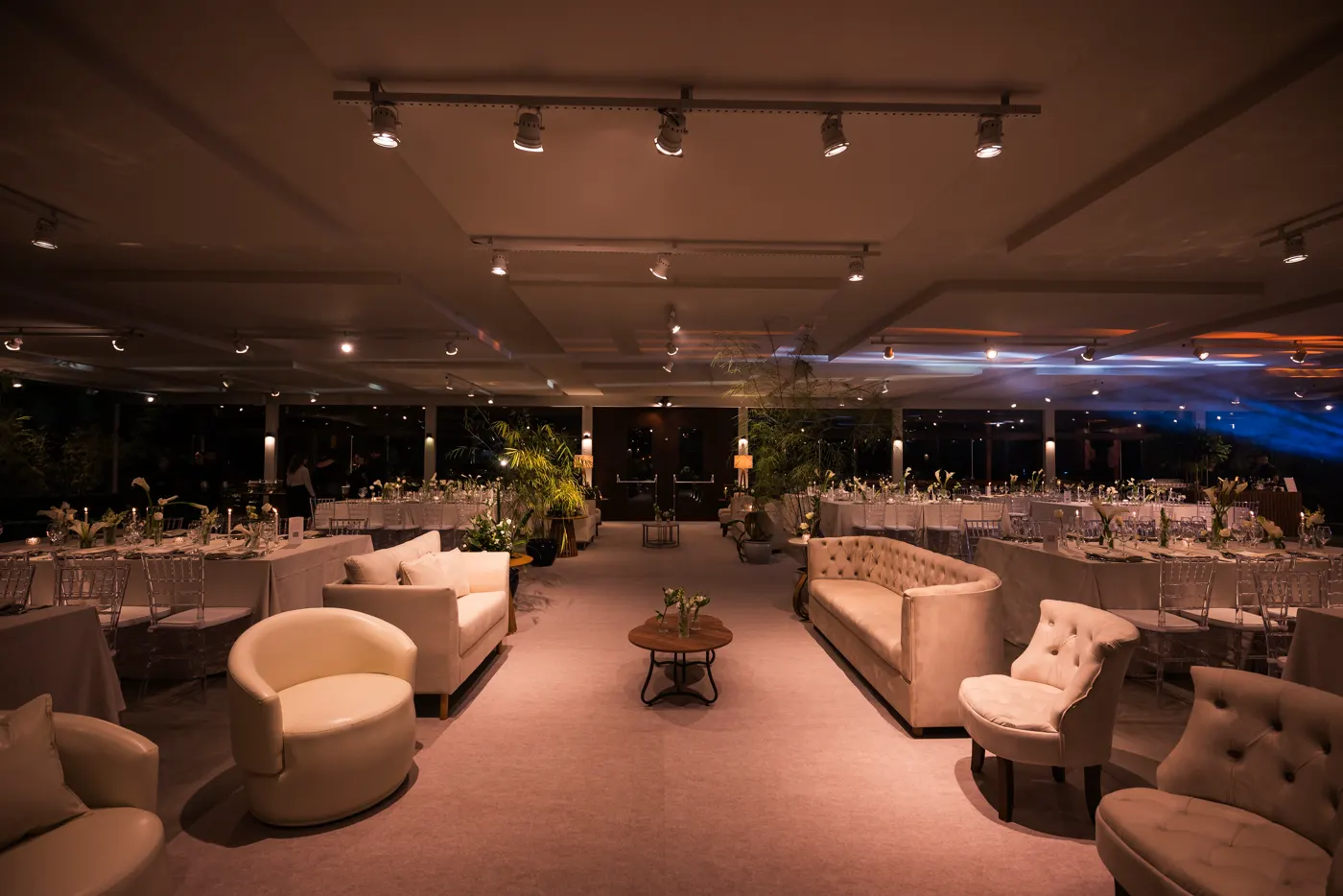 Lounge amplo montado à noite