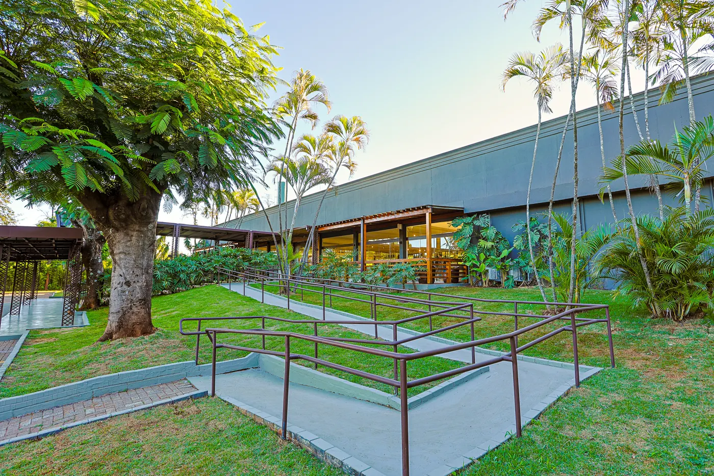 Fachada do Vila Campestre com acesso e palmeiras