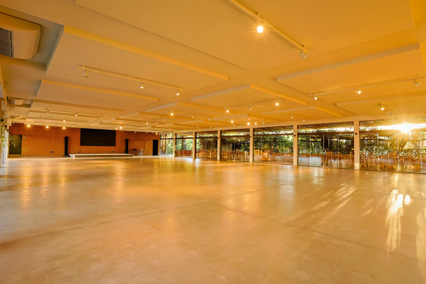 Salão de eventos amplo com luz natural